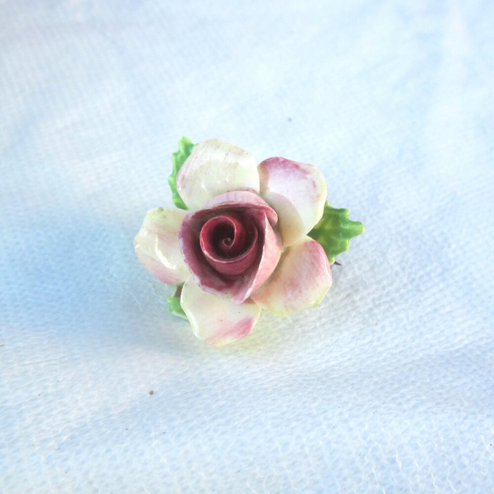 VTG 60'S 3D PORCELAIN ENAMEL PAINTED ROSE PIN, VERY CUTE
